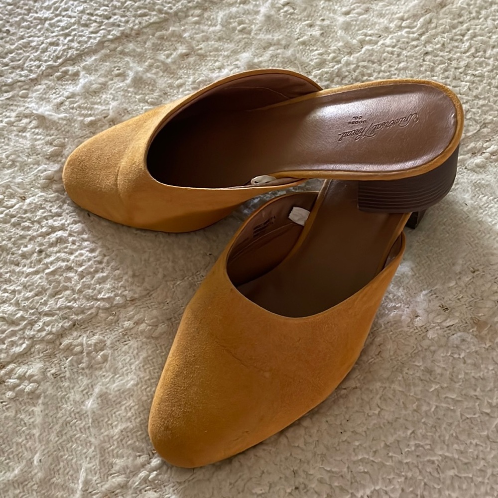 Universal Thread man made upper mule style